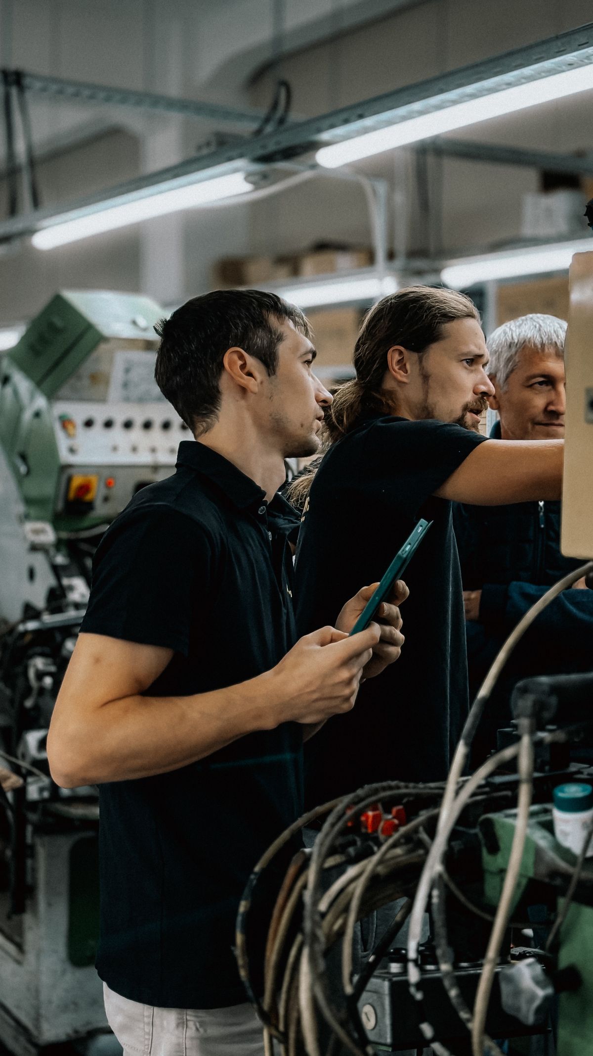 Ingenieros y técnicos colaborando en una planta industrial moderna