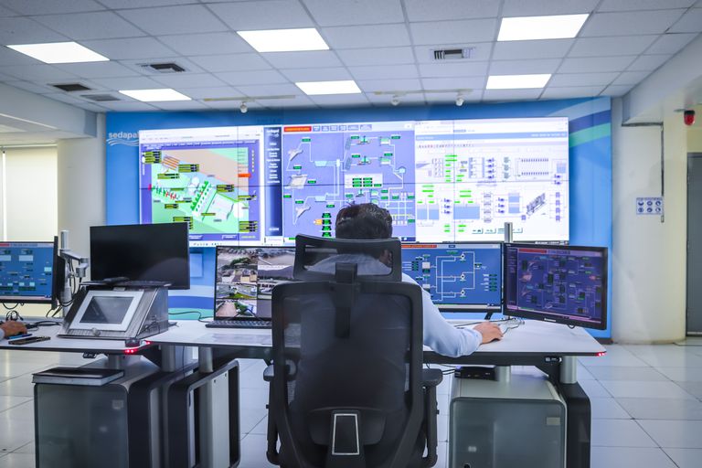 Monitoreo remoto de sistemas industriales desde sala de control