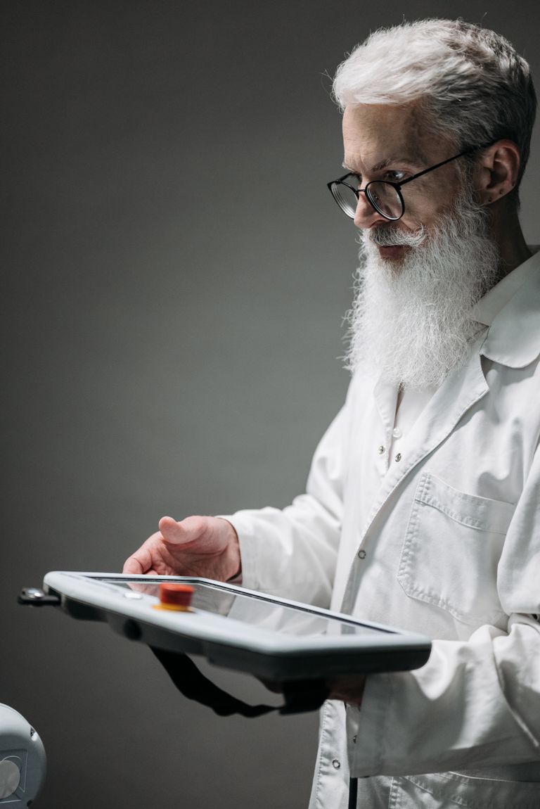 Especialista monitoreando un sistema robótico mediante tableta digital